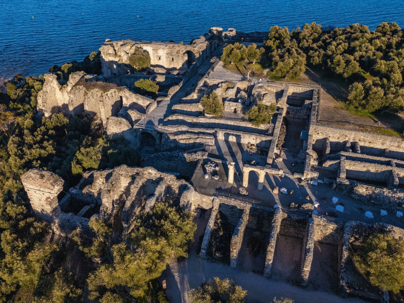 Un grandioso complesso romano affacciato sul lago, dove archeologia e paesaggio si fondono in una visione di rara bellezza.