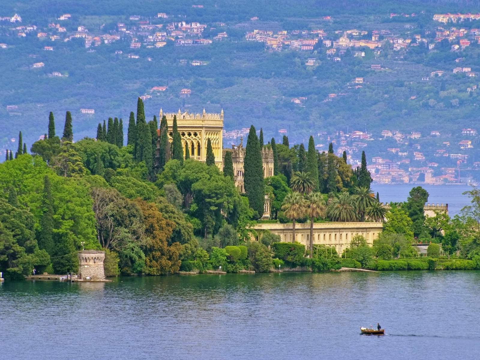Villa neogotica e giardini scenografici emergono tra acqua e cielo, regalando una delle viste più sorprendenti del lago.