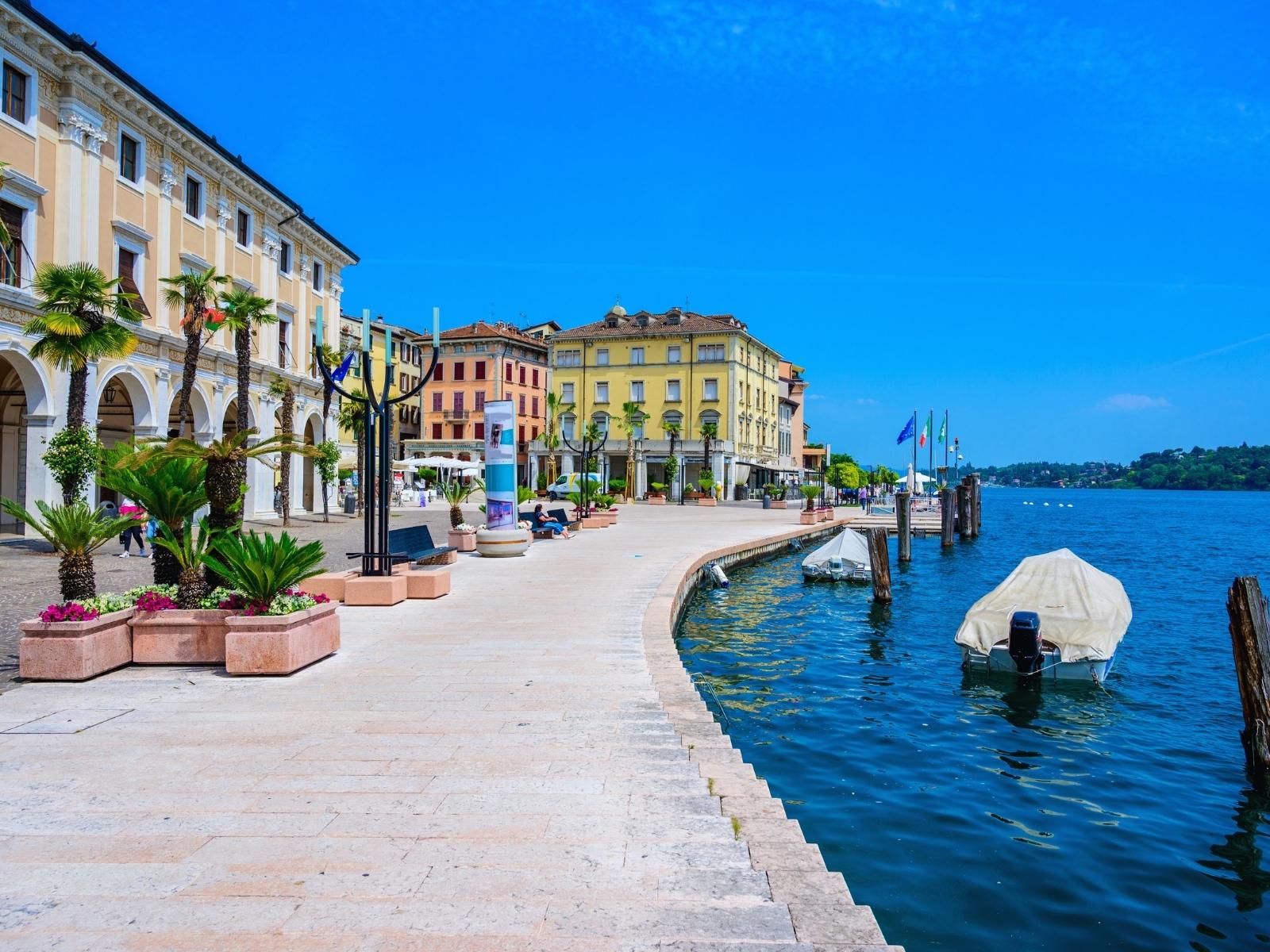 Eleganza e luce si riflettono sull’acqua in una passeggiata tra storia, architetture e atmosfere sospese nel tempo.