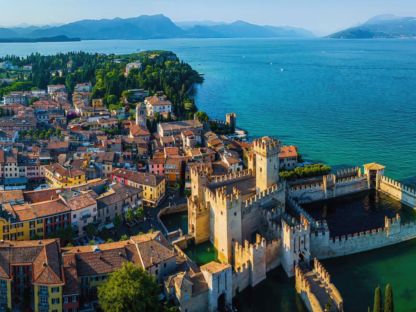 Un borgo sospeso tra acqua e storia, dove vicoli, scorci e luce raccontano il fascino senza tempo del Garda.